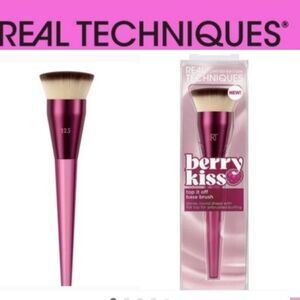 Real Techniques Berry Kiss Top It Off Base Brush